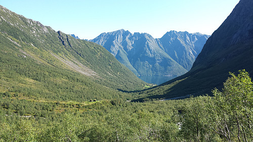 Tilbakeblikk mot Ytre Standalsetra, og fjell på andre siden av Hjørundfjorden (Sønnavindsnipa og Tungremstindene)