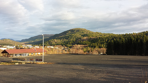 Den "enorme" Hausen sett fra parkeringen på Tusten