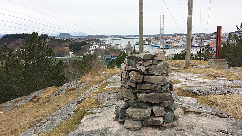 Fin utsikt mot sentrum i Kristiansund fra toppen. Kunstgressbanen på Nordlandet til venstre. 