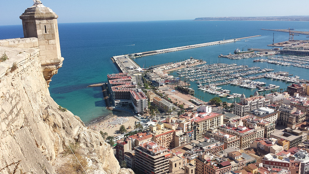 Oppe på Castillo de Santa Barbara. Fin utsikt ned mot Alicante.