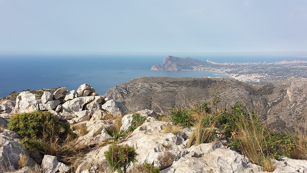 Benidorm og byfjellet Serra Helada skimtes i det fjerne