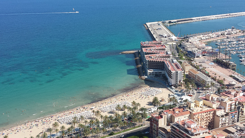 Ser ned på badestranden i Alicante ( Hotel Melia Alicante hvor vi bodde midt i bildet)