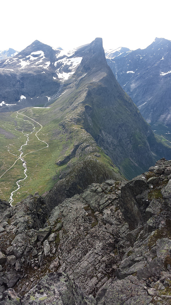 Tilbakeblikk mot Vengedalen og Romsdalshorn