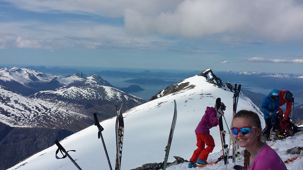 Fin utsikt på toppen - mot 1780 toppen, Molde og Romsdalsfjorden