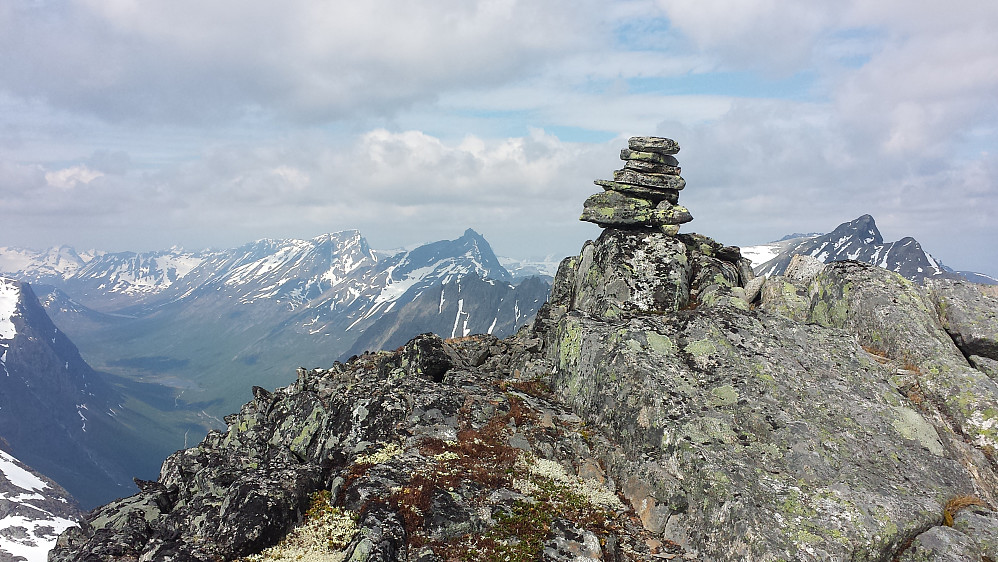 På dagens første topp, Småholtinden Ø2. Nonstinden, Middagstinden og Smørbottstinden høyest bak.