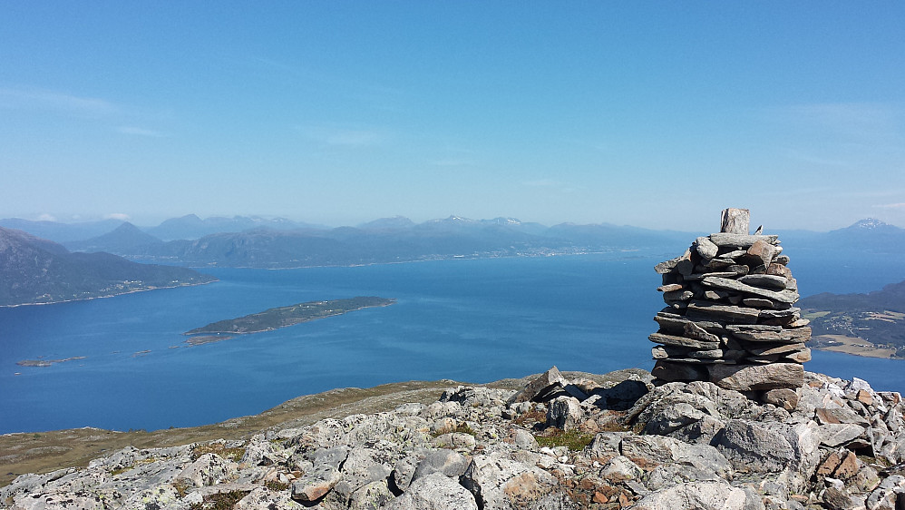 På dagens siste topp, Grøtfjellet - flott utsikt mot Romsdalsfjorden, Tautra og Molde :-) 