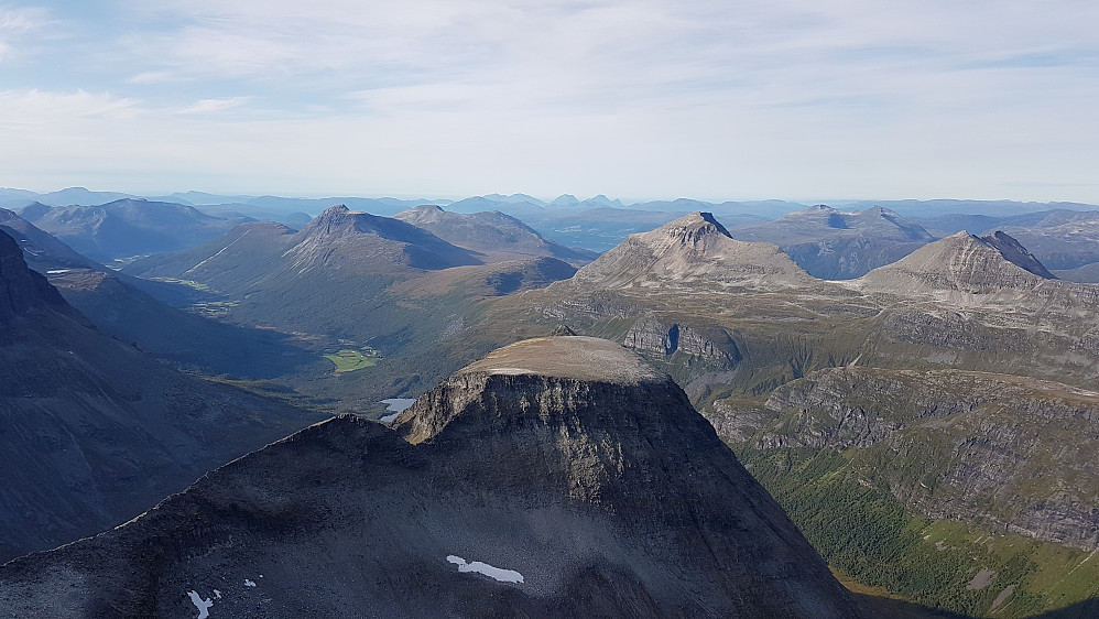 Mot Innerdalen - Tårnfjellet/Innerdalstårnet i midten, bak Viromkjerringa, Snøfjellet og Skjerdingen