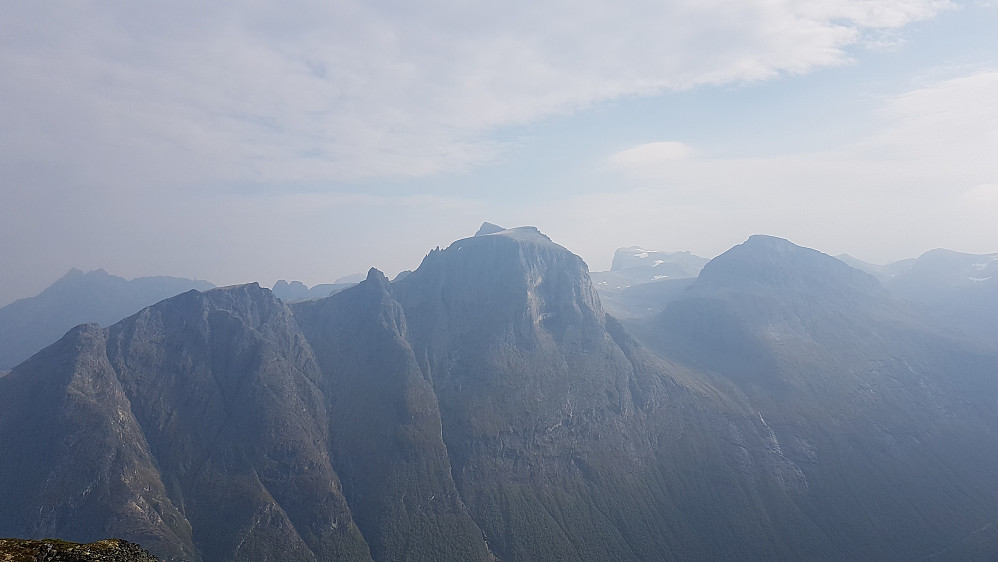 Kommet oss til Svartbottstinden - imponerende omgivelser med tinderekken på andre siden av Isterdalen