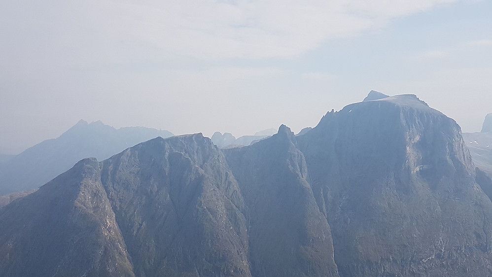 Nonshaugen, Adelsbreen NV og Store Trolltind ruver rett over dalen. Lenger bak Vengetindene og Romsdalshorn