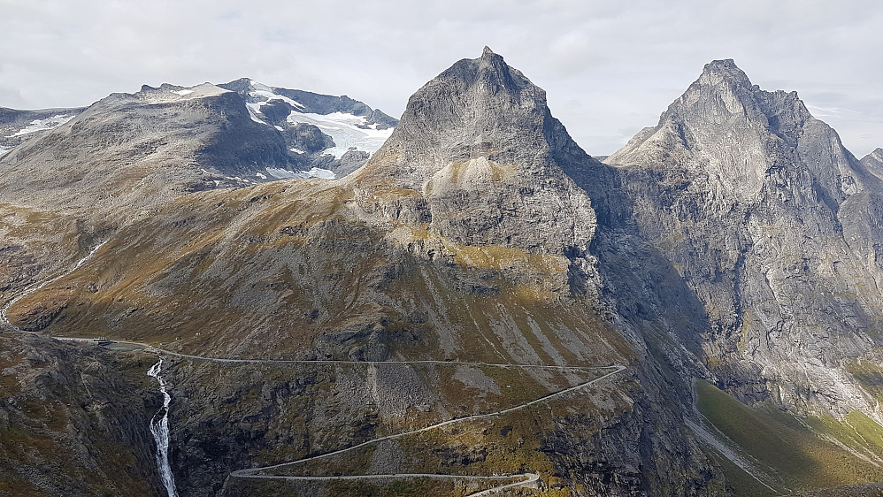 Turen inn mot Trolltindene gir imponerende syn mot Trollstigen, bak Finnan, Bispen og Kongen/Dronninga