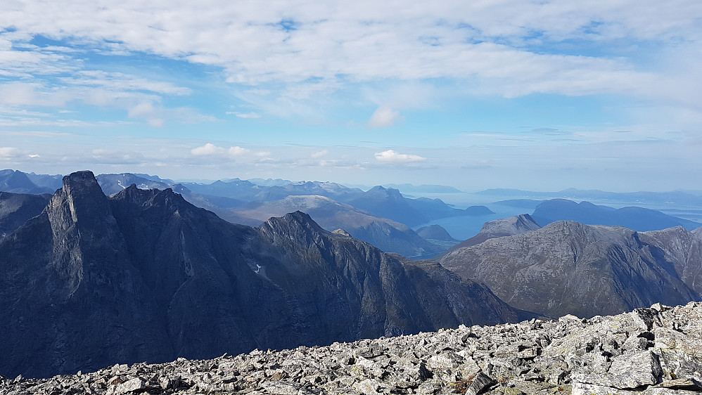 Kongen, Dronninga og Karitind nærmest til venstre. Flere Romsdalsalper og Romsdalsfjorden lenger bak