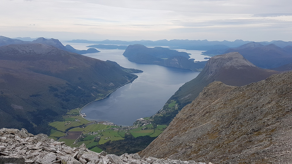 Ned i Innfjorden - fra nordvesttoppen (det som kalles Titinden i Innfjorden (og på kart) er nabben nede til høyre, pf0 på den)