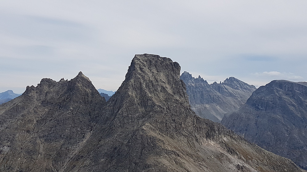 Dronninga, Kongen og Trolltindene ble stadig beundret :-) Her fra starten på ryggen opp mot Nordre Finnan