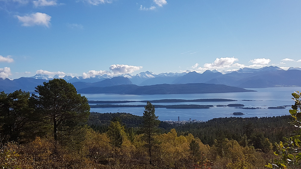 Romsdalsalper og Romsdalsfjorden :-) Finnan ruver i midten av bildet
