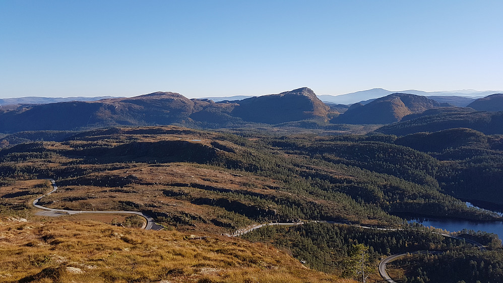 På Fevelfjellet - utsyn ned mot Brekka. Nærmest bak svingen: Middagsfjellet, lenger bak flotte Trøndelagsfjell. Hundsvassknubben i midten