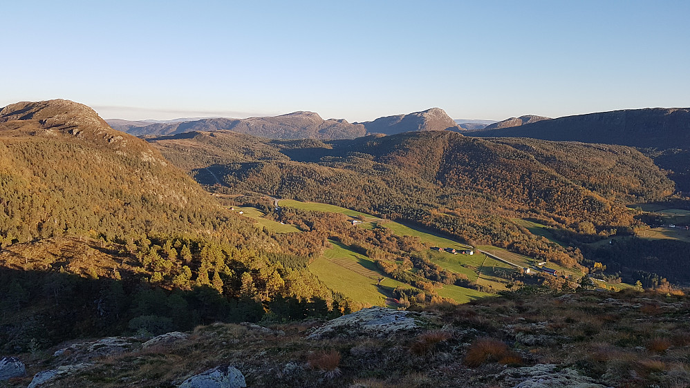 På veg ned fra Strumpen - en fin liten utsiktstopp. Til venstre: Fevelfjellet. Nærmest bak gårdene: Skinseten. Rett bak: Hundsvassknubben