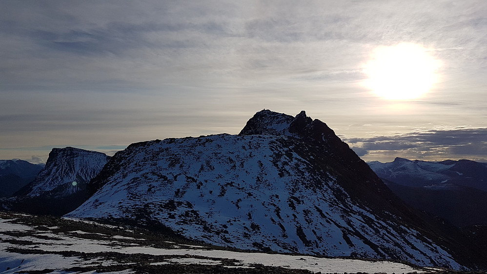 Grytavasstinden sett fra Svartvassegga. Ruta går opp snøbakken, deretter super klyving (bør ha noen klyveturer bak seg for å gå her), ser ganske dramatisk ut, men det løser seg bra opp