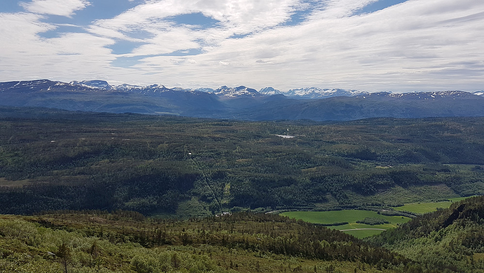 På veg ned - utsikt mot Bæverdalen, Surnadal og Trollheimen