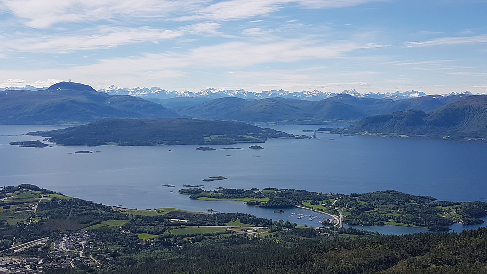 Freifjorden, Bergsøya og Romsdalsalper