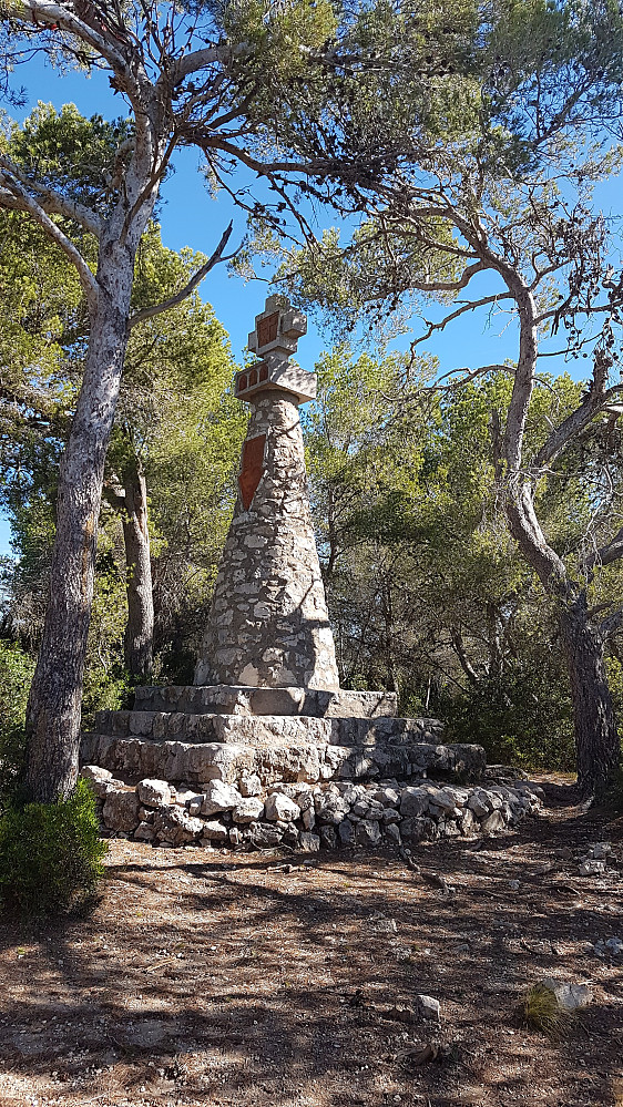 Creu de sant Isidre på toppen av Puig d`en Baronet