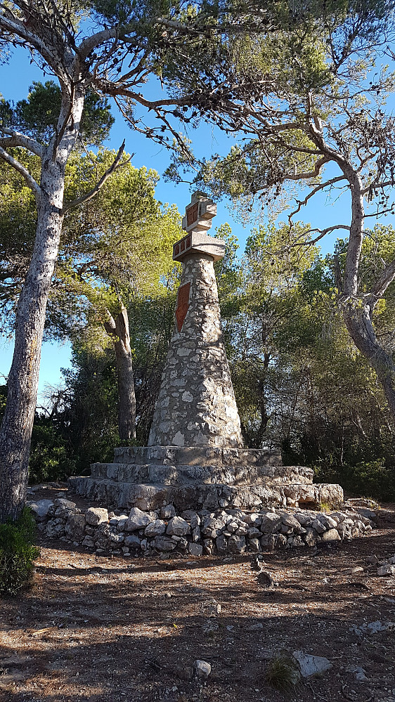 Creu de sant Isidre på toppen av Puig d`en Baronet