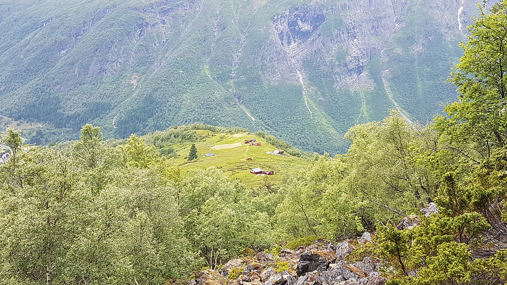 På veg opp - utsyn ned mot Mosetra