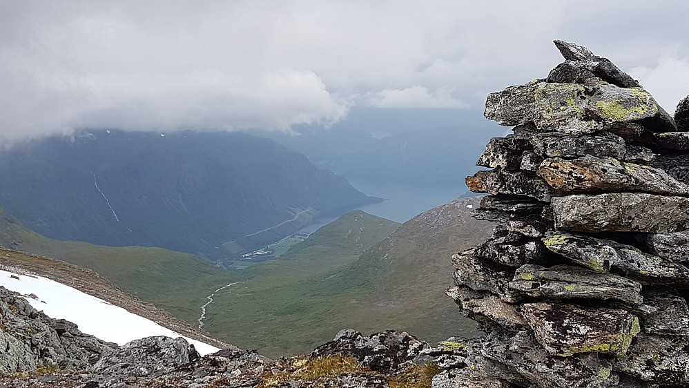 Ved varden på Benkene - utsikt ned til Stordal