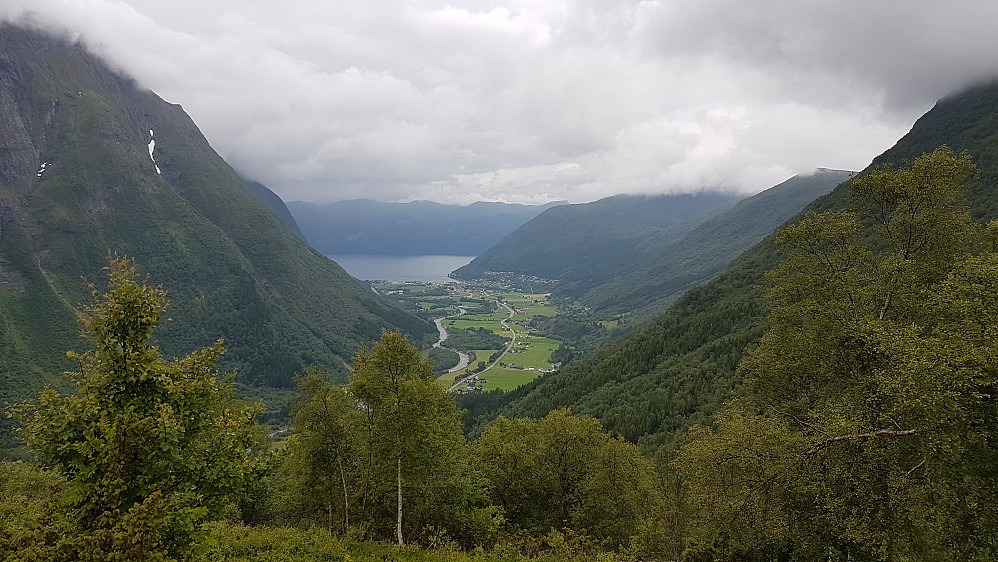 Nede på Mosetra igjen - utsikt ned Stordalen