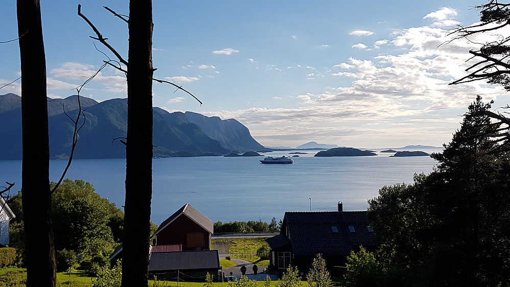 Hurtigruta på veg inn til Molde