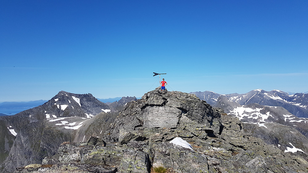 På toppen av Storbotnshornet. Lite besøkt (en før i år og bare en i 2016 hadde notert seg i toppboka)