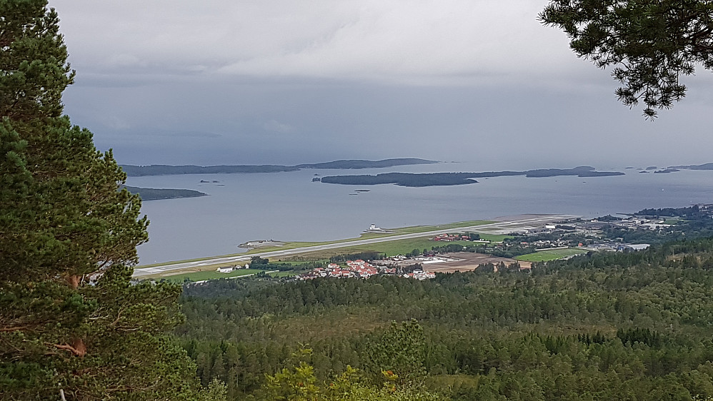 Røbekk/Årø (mørke skyer truer fra sørvest) 