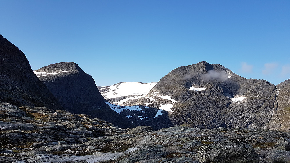 På høyeste punkt på stien mellom Slettvikane og Berill. Mot Storfjellet (med snø) og Vestre Småholtinden