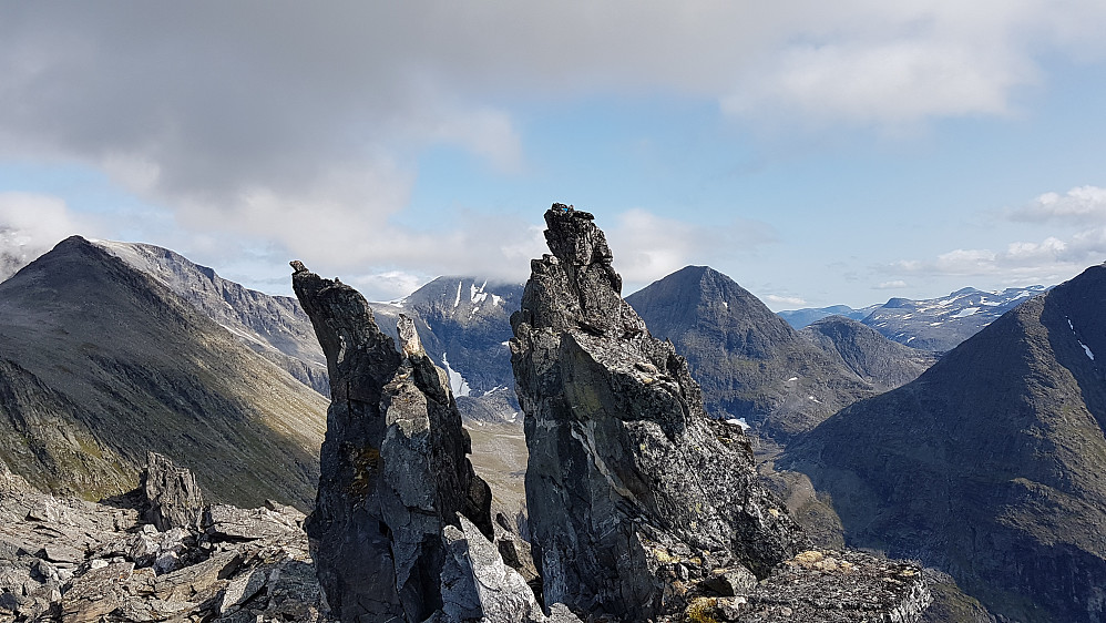 Høyeste punkt på Høgfjellet er pinakkelen til høyre (grei å komme til fra høyre til det er igjen en to-tre meter)