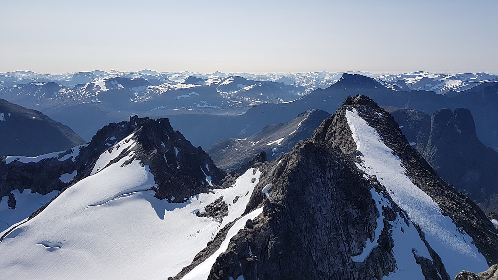 Sørlige og Lille Vengetind (og Romsdalshorn til høyre)