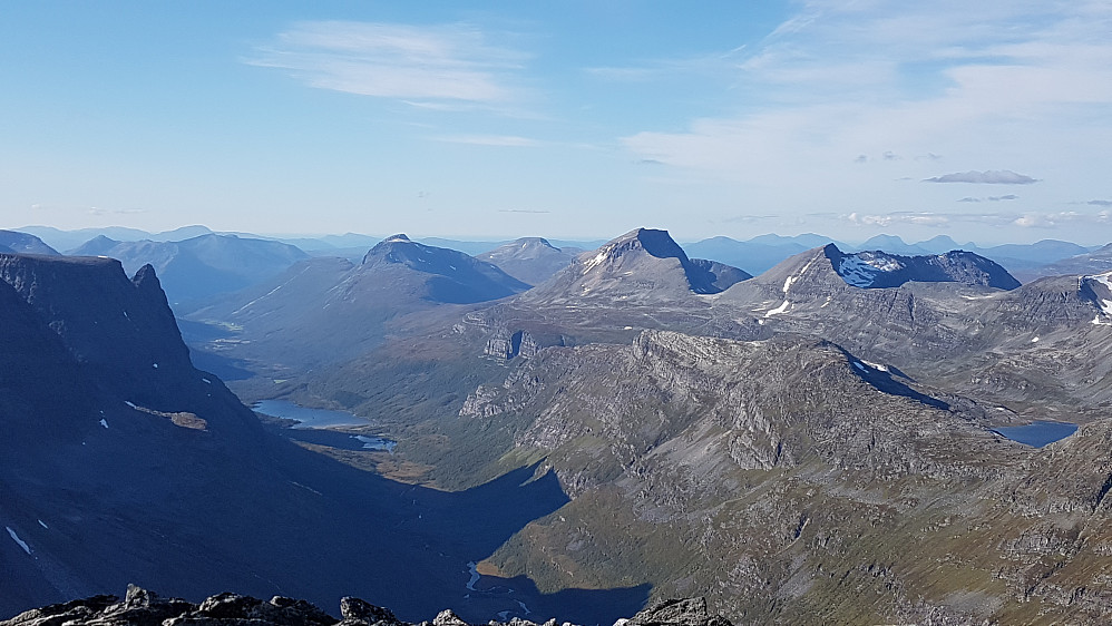 Mot Innerdalen (fra Storsalen)- Innerdalstårnet til venstre, mens Snøfjellet og Skjerdingen troner til høyre