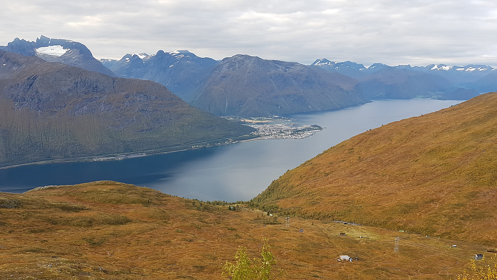 Fortsatt litt skyer på himmelen på veg opp til Snortungen fra Breiviksetra. Mot bl a Trolltindene og Åndalsnes