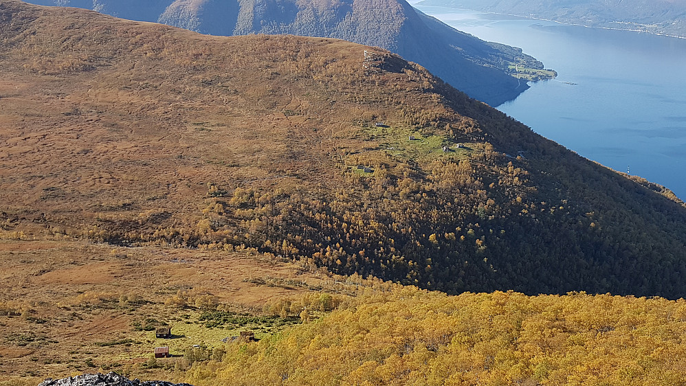 Ned mot Gauprøyrsetra og Øvregårdsetra fra Gauprøyrnebba
