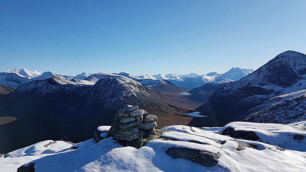 Oppe på dagens store utsiktsoverraskelse - Holmsølsnosa. Klauva til venstre, Gravfjellet nærmest, Vengetindene og Smørbottinden til venstre 