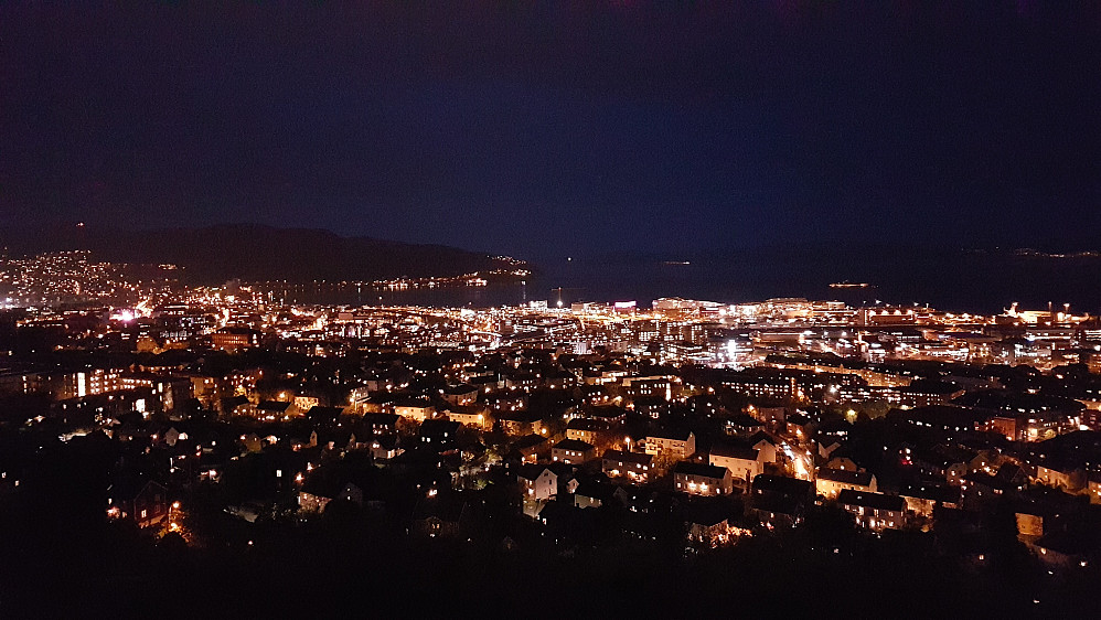 Trondheim by night - fra Kuhaugen (byens beste utsiktspunkt var det en som sa der oppe)