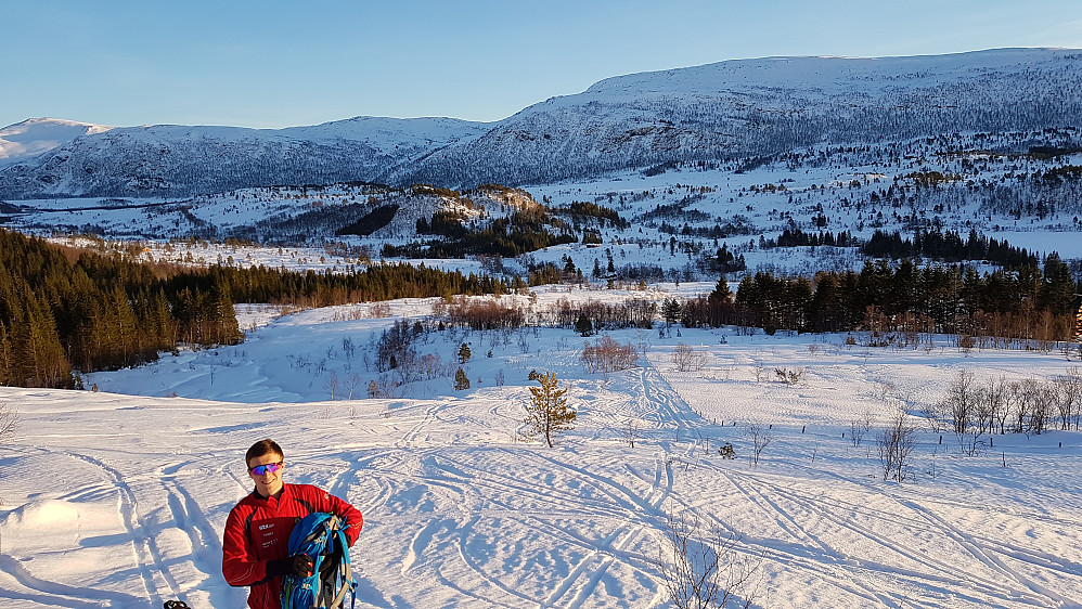 Litt rolig terreng i starten, før brattbakken gjennom skogen tar til. Bak Maifjellet og Lønsetfjellet 
