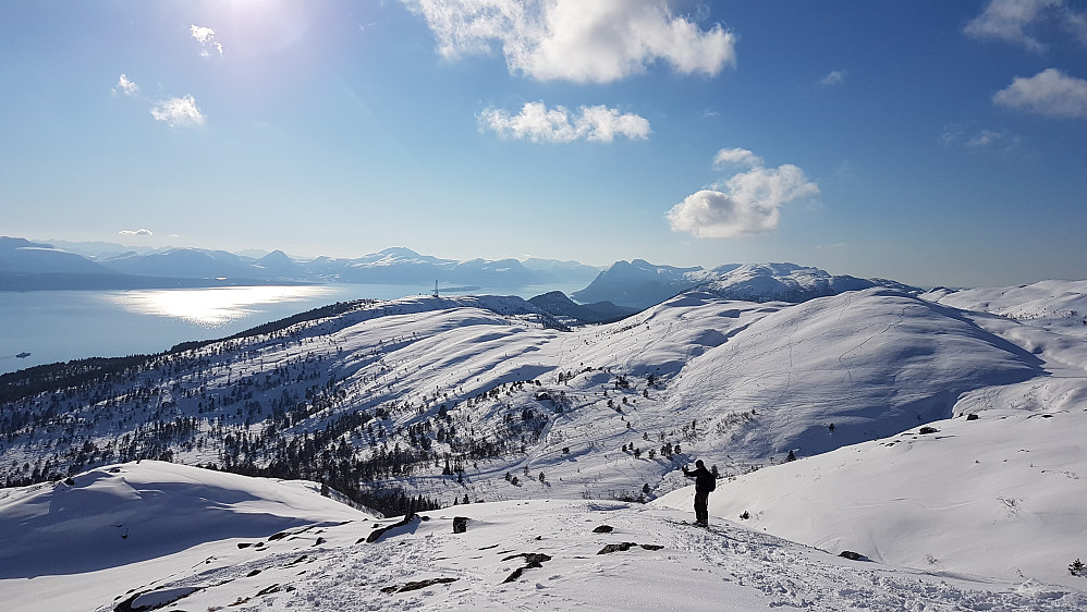 Utsikt mot vest - skihytta og Tågheia