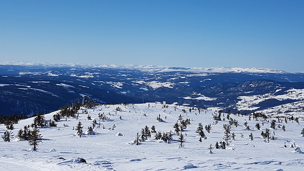 Mot Skeikampen, Prestkampen og Bånseterkampen til høyre. Helt bak: Jotunheimen.  Øverste heisen på Hafjell nærmest