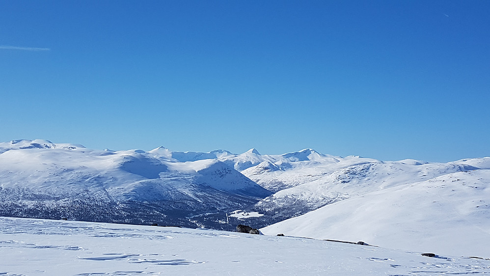 Mot de høyeste toppene i Møre og Romsdal (Pytteggen i midten) 