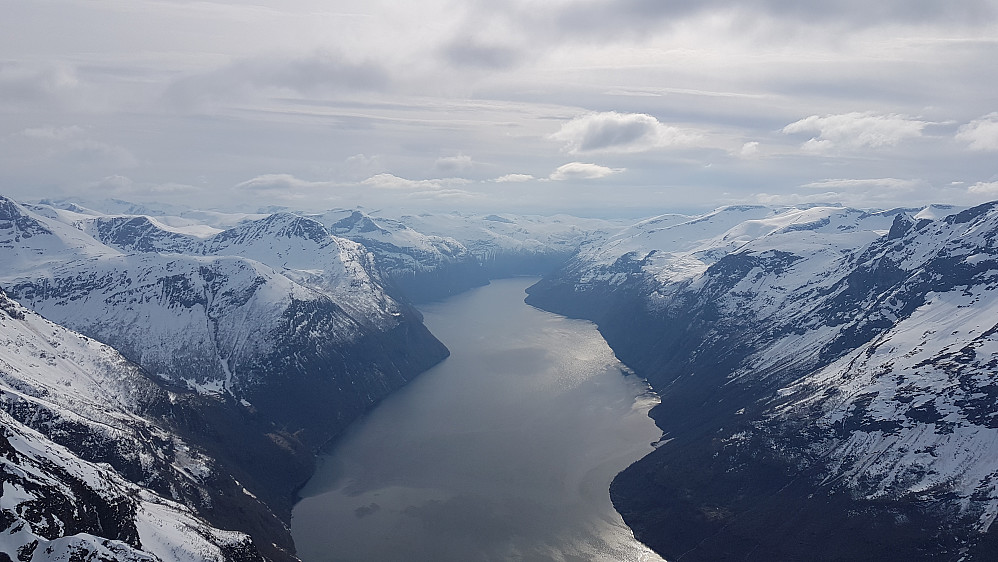 Utsikt rett ned i Sunnylvsfjorden fra Isflåtinden, Oaldsbygda til venstre, det beryktede Åkerneset til høyre