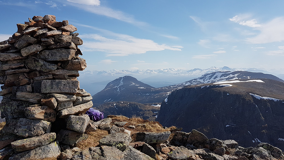 På Ræstadhornet - Romsdalsalpene i det fjerne. Nærmest: Heggdalshornet og Opstadhornet/Grøtet