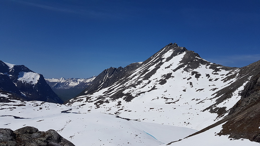 På toppen i Trollbotnen - mot Høgfjellet og Smørbottstind