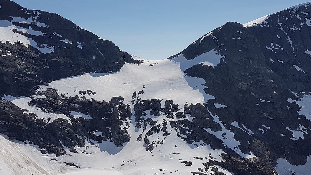 Nedkjøringen fra skaret mellom Alnestind og Austre Småholtind - tok av meg skiene i bratta og gikk i ur litt mot vest - klink hard og litt lite snø det bratteste