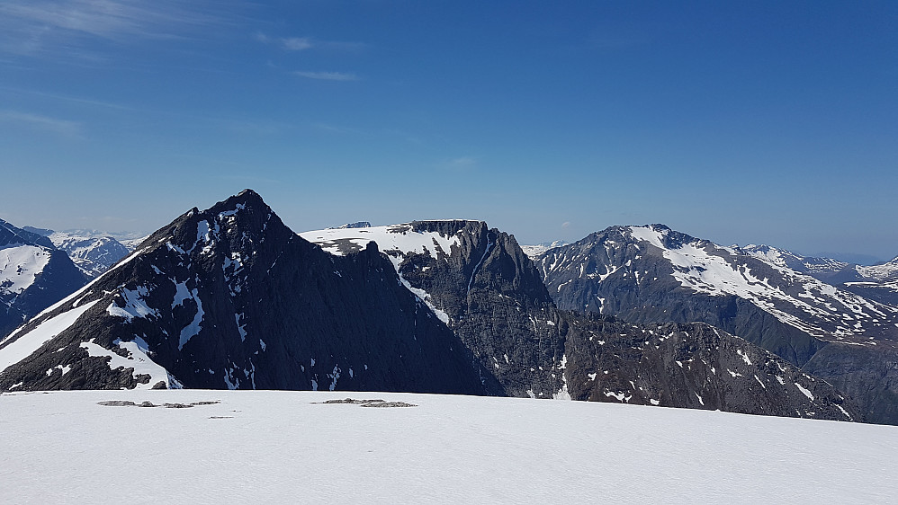 Smørbottstind, Gråfonnfjellet og Skjervan