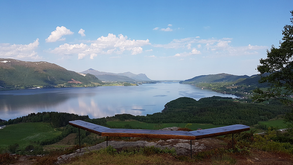 På Hatthaugen - utsikt utover Kornstadfjorden