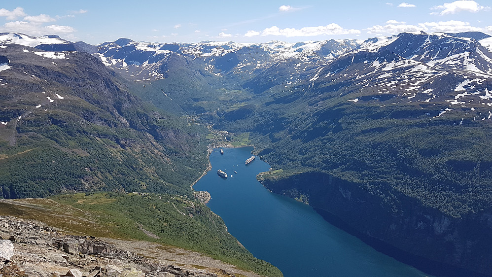 Fantastisk utsikt mot Geirangerfjorden fra Geitfonnegga